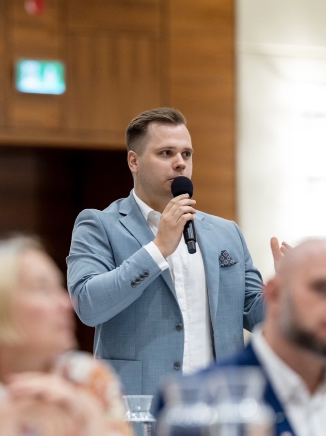 Maciej Kasprzycki podczas wystąpienia eksperckiego