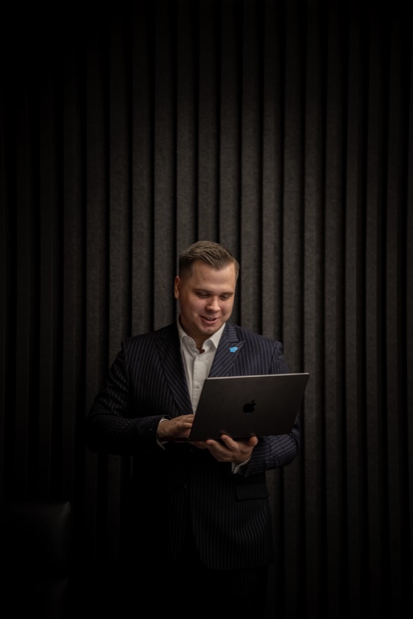 Maciej Kasprzycki podczas pracy nad rozwiązaniem Salesforce
